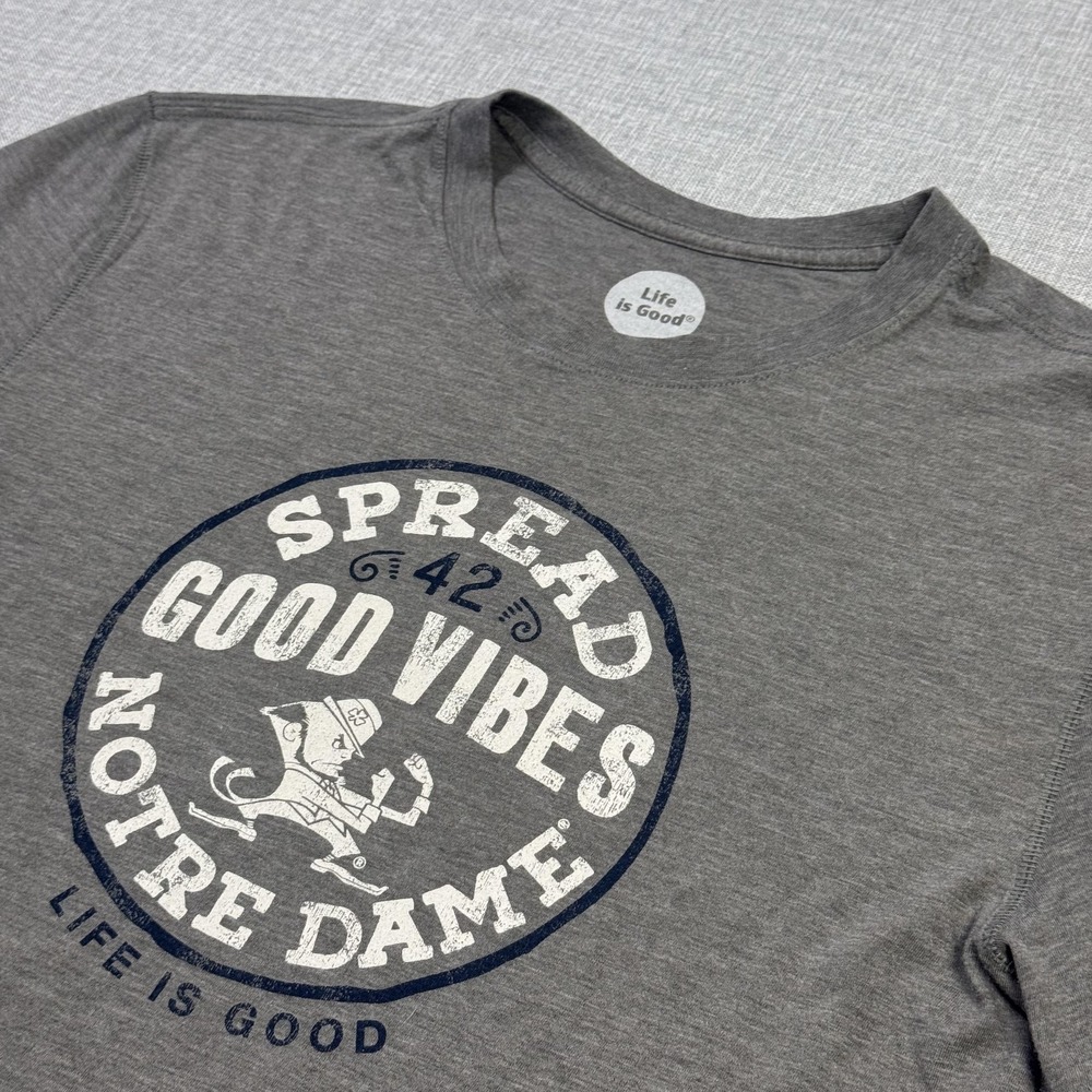 Life Is Good Notre Dame Good Vibes T-Shirt Men Medium Gray Graphic Tee Crew Neck